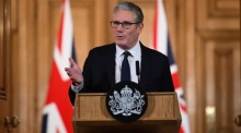 Keir Starmer spricht in der Downing Street über geplante Einschränkungen für die Nutzung sozialer Medien durch Jugendliche. Foto: epa/Jaimi Joy/pool