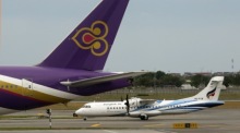 Steigende Kerosinpreise zwingen thailändische Fluggesellschaften dazu, Flugpläne anzupassen und Kapazitäten zu reduzieren. Archivbild: epa/Barbara Walton