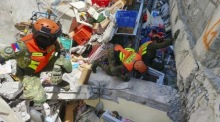 Rettungskräfte der philippinischen Armee durchsuchen ein eingestürztes Gebäude in General Santos City nach dem schweren Erdbeben. Foto: epa/Philippine Army/handout