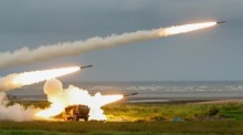 US-amerikanische HIMARS-Raketenwerfer der taiwanischen Streitkräfte feuern bei einer Militärübung in Taichung. Das Manöver dient der Überprüfung neuer Waffensysteme. Foto: epa/Ritchie B. Tongo