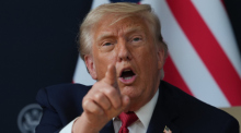 Donald Trump gestikuliert bei einem Treffen mit dem indischen Premierminister am Rande des G7-Gipfels in Évian-les-Bains. Foto: AP/dpa/julia Demaree Nikhinson