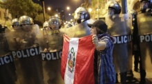 Im Zentrum von Lima sind mehr als tausend Polizisten und die Armee im Einsatz. Foto: epa/Bienvenido Velasco