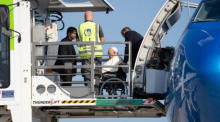 Papst Franziskus wird am Flughafen Leonardo Da Vinci an Bord des Flugzeugs gehoben, das ihn auf seiner apostolischen Reise nach Kanada bringen wird. Foto: epa/Redazione Telenews