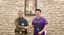 Pattayas Bürgermeister Poramet Ngampichet (r.) und Polizeioberst Navin Theerawit (l.), Leiter der Polizeistation Pattaya. Bild: PR Pattaya