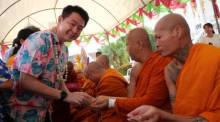 Pattayas Bürgermeister Poramet Ngampichet gießt Mönchen im Wat Chai Mongkhon Wasser über die Hände – ein Ritual des Respekts und Segens. Bild: TMN.TV