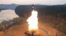 Testabschuss der Hwasongpho-16B, einer ballistischen Mittelstreckenrakete neuen Typs mit Feststofftreibstoff, die mit einem neu entwickelten Hyperschall-Gleitkopf bestückt ist, an einem ungenannten Ort in Nordkorea. Foto: epa/Kcna