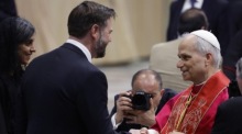 US-Vizepräsident JD Vance und seine Frau Usha Vance begrüßen Papst Leo XIV nach der Amtseinführungsmesse auf dem Petersplatz. Archivfoto: epa/Fabio Frustaci
