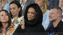 Das US-Model und die TV-Moderatorin Tyra Banks verfolgt ein Halbfinalspiel der Australian Open 2025 von der Tribüne der Rod Laver Arena in Melbourne aus. Foto: Asanka Brendon Ratnayake/Ap/dpa.