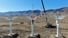 Schalenförmigen Antennen werden in einem Kreis mit einem Durchmesser von 1000 Metern aufgebaut. China hat das größte Solar-Radioteleskop der Welt fertiggestellt. Foto: National Space Science Center, CAS/dpa
