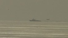 Ein Fischerboot fährt vor der Küste der Vereinigten Arabischen Emirate nahe der strategisch wichtigen Straße von Hormus. Foto: EPA/Ali Haider