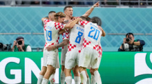 Kroatiens Spieler feiern das zweite Tor ihrer Mannschaft während des Fußballspiels der Gruppe F zwischen Kroatien und Kanada im Khalifa International Stadium in Doha. Foto: Darko Vojinovic/Ap/dpa