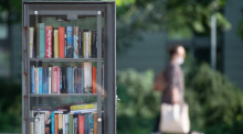 Ein offener Bücherschrank in Frankfurt am Main. Dort können Bücher kostenlos mitgenommen, getauscht oder für andere Leserinnen und Leser bereitgestellt werden. Foto: Boris Roessler/dpa.