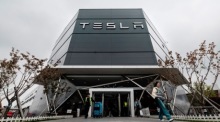 Besucher betreten bei einer von der Regierung organisierten Führung die Tesla-Gigafactory in Shanghai. Foto: EPA/Alex Plavevski