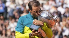Rafael Nadal küsst die Trophäe nach seinem Sieg. Foto: Michel Euler