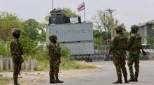 Kambodschanische Soldaten sichern die Grenze in der Provinz Banteay Meanchey vor thailändischen Sperranlagen aus Containern und Stacheldraht. Foto: epa/Kith Serey