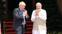 Der indische Premierminister Narendra Modi (R) und der britische Premierminister Boris Johnson (L) begrüßen sich vor einem Treffen in Neu Delhi. Foto: epa/Harish Tyagi