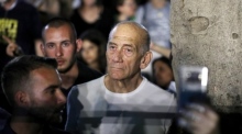 Der ehemalige israelische Ministerpräsident Ehud Olmert nimmt in Tel Aviv an einer Demonstration für Demokratie und gegen die offensichtlichen Absichten von Ministerpräsident Netanjahu teil, das 