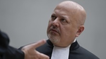 Karim Khan wartet im Gerichtssaal des Internationalen Strafgerichtshofs in Den Haag auf den Beginn einer Anhörung. Foto: epa/Peter Dejong/pool