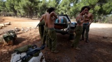Israelische Soldaten waschen sich an ihrer Position an der Grenze zwischen Israel und dem Libanon. Foto: epa/Atef Safadi