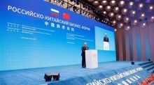 Der russische Premierminister Mikhail Mishustin spricht während einer Plenarsitzung des russisch-chinesischen Wirtschaftsforums in Shanghai. Foto: epa/Dmitry Astakhov / Sputnik / Government Press Service Pool