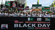 Pakistanische Demonstranten "Schwarzer Tag" am Unabhängigkeitstag Indiens. Foto: epa/Rahat Dar