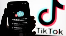 Die Videoplattform TikTok ist auf einem Smartphone und einem Laptop zu sehen, während Großbritannien über ein mögliches Social-Media-Verbot für unter 16-Jährige berät. Foto: EPA/Adam Vaughan