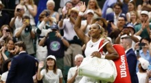 Serena Williams winkt dem Publikum nach ihrer Erstrundenniederlage gegen Maya Joint in Wimbledon. Foto: EPA/Tolga Akmen