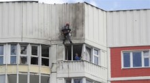 Arbeiter reparieren ein beschädigtes Wohnhaus nach einem gemeldeten Drohnenangriff in Moskau. Foto: epa/Maxim Shipenkov