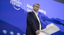 Andre Hoffmann spricht beim WEF über Dialog, und globale Herausforderungen vor Vertretern aus Politik und Wirtschaft. Foto: epa/Gian Ehrenzeller