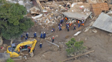 Ein Foto aus einem Hubschrauber der Kyodo News zeigt Such- und Rettungsarbeiten nach einem Schlammlawinenabgang nach heftigen Regenfällen. Foto: kyodo/dpa