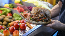 Ein Döner in einem Berliner Imbiss. Foto: Jens Kalaene/dpa