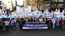 Dutzende von Menschen demonstrieren anlässlich des 40. Jahrestages des Malvinas-Krieges (Falkland-Krieg) vor der britischen Botschaft in Buenos Aires. Foto: epa/Matias Martin Campaya