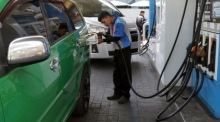 Thailand gibt den Rückgang der Weltmarktpreise an Autofahrer weiter. Foto: epa/Rungroj Yongrit
