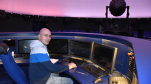 Von seinem Bedienpult aus kann Mathias Jäger leuchtende Himmelskörper im Planetarium zeigen. Foto: Claudia Irle-Utsch/dpa
