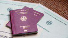 Zwei deutsche Reisepässe liegen auf Einbürgerungsurkunden der Bundesrepublik Deutschland sowie einem Einbürgerungstest. Foto: Fernando Gutierrez-Juarez/dpa