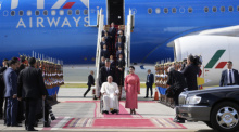 Papst Franziskus wird von Batmunkh Battsetseg, Außenministerin der Mongolei, bei seiner Ankunft auf dem internationalen Flughafen Chinggis Khaan empfangen. Foto: Andrew Medichini/Ap/dpa