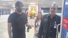 Ein indisches Ehepaar erstattete bei der Polizei von Pattaya Anzeige und präsentierte die gekauften Kräuterprodukte als Beweismittel. Bild: TMN.TV