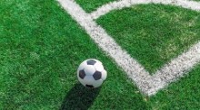 Fußball an der Ecke eines Fußballfeldes. Foto: Adobe Stock/Billion