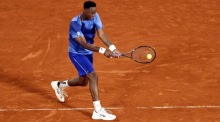 Der Franzose Gael Monfils schlägt bei seinem Erstrundenmatch gegen Hugo Gaston bei den French Open in Paris auf. Foto: epa/Yoan Valat