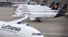 Lufthansa Flugzeuge sind auf dem Frankfurter Flughafen in Frankfurt am Main stationiert. Foto: epa/Andre Pain