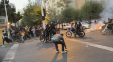 Demonstranten während eines Protestes gegen den Tod einer jungen Frau zu zerstreuen, die festgenommen worden war, weil sie gegen die konservative Kleiderordnung des Landes verstoßen hatte, in der Innenstadt von Teheran. Foto: Uncredited