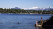 Leute genießen die Sonne beim Baden am Ufer des Genfer Sees mit dem Mont Blanc im Hintergrund. Foto: epa/Salvatore Di Nolfi