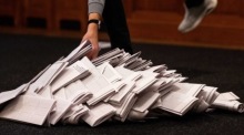 Die Wahlhelfer in den Wahllokalen zählen die Stimmen aus, die von den Wahlberechtigten bei den Wahlen zur Abgeordnetenkammer in Rotterdam auf den Stimmzetteln eingetragen wurden. Foto: epa/Iris Van Den Broek