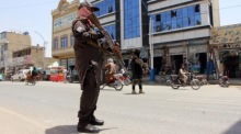 Taliban-Sicherheitskräfte bewachen nach der Eskalation an der pakistanisch-afghanischen Grenze eine Straße in Kandahar im Süden Afghanistans. Foto: EPA/Qudratullah Razwan