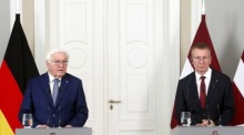 Der lettische Präsident Edgars Rinkevics (rechts) und der deutsche Bundespräsident Frank-Walter Steinmeier nehmen nach ihrem Treffen in Riga an einer gemeinsamen Pressekonferenz teil. Foto: epa/Toms Kalnins