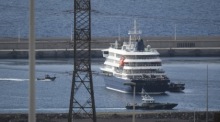 Die MV Hondius läuft in den Hafen von Granadilla de Abona ein, um vor Anker zu gehen und Passagiere von Bord zu lassen. Foto: epa/Alberto Valdes