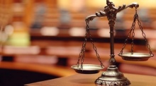 Dekorative Waage der Justiz im Gerichtssaal. Foto: Adobe Stock/Corgaraschu