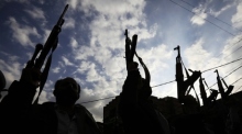 Palästinensische Al-Qassam-Kämpfer halten ihre Waffen. Foto: EPA/Mohammed Saber