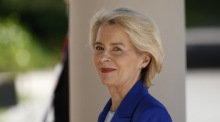 Ursula von der Leyen trifft vor dem G7-Gipfel im Hotel Royal in Évian-les-Bains ein. Foto: epa/Yoan Valat