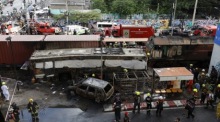 Ermittler untersuchen den Bahnübergang Asok–Phetchaburi nach der tödlichen Kollision zwischen einem Güterzug und einem Linienbus in Bangkok. Foto: epa/Rungroj Yongrit